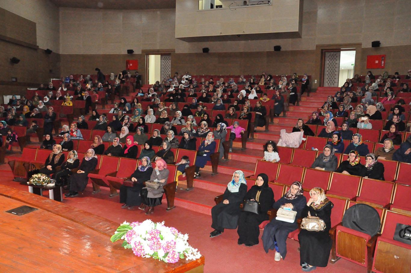 "Adalet ve Hakkaniyet Bağlamında Kadın" konferansı verildi "Adalet ve Hakkaniyet Bağlamında Kadın" konferansı verildi